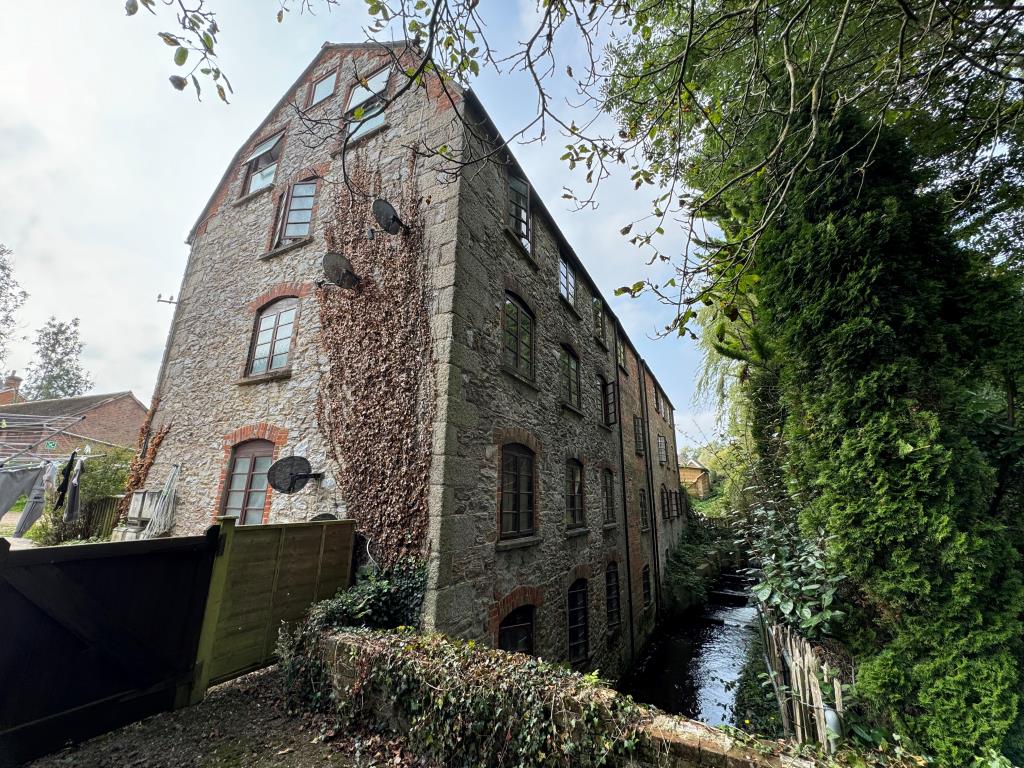 Lot: 95 - BLOCK OF SEVEN FLATS PLUS TWO GARAGE BLOCKS ON SUBSTANTIAL PLOT - rear view of Westmill with river flowing